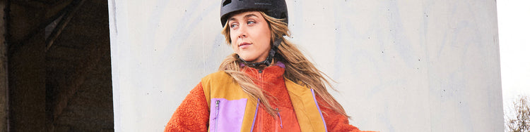 A cyclist wearing the Endura Forty1Thirty Fleece in the Harvest colour
