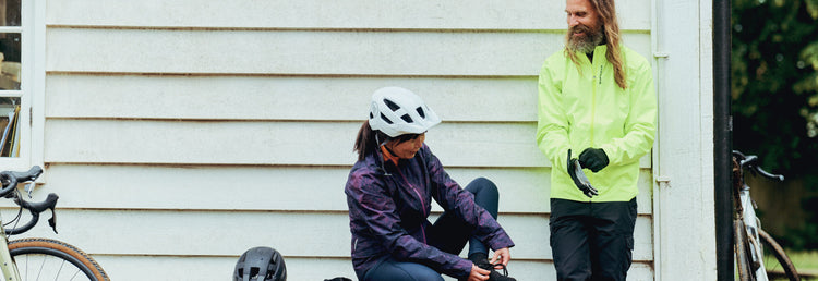 Cyclists wearing Endura Loop cycling kit